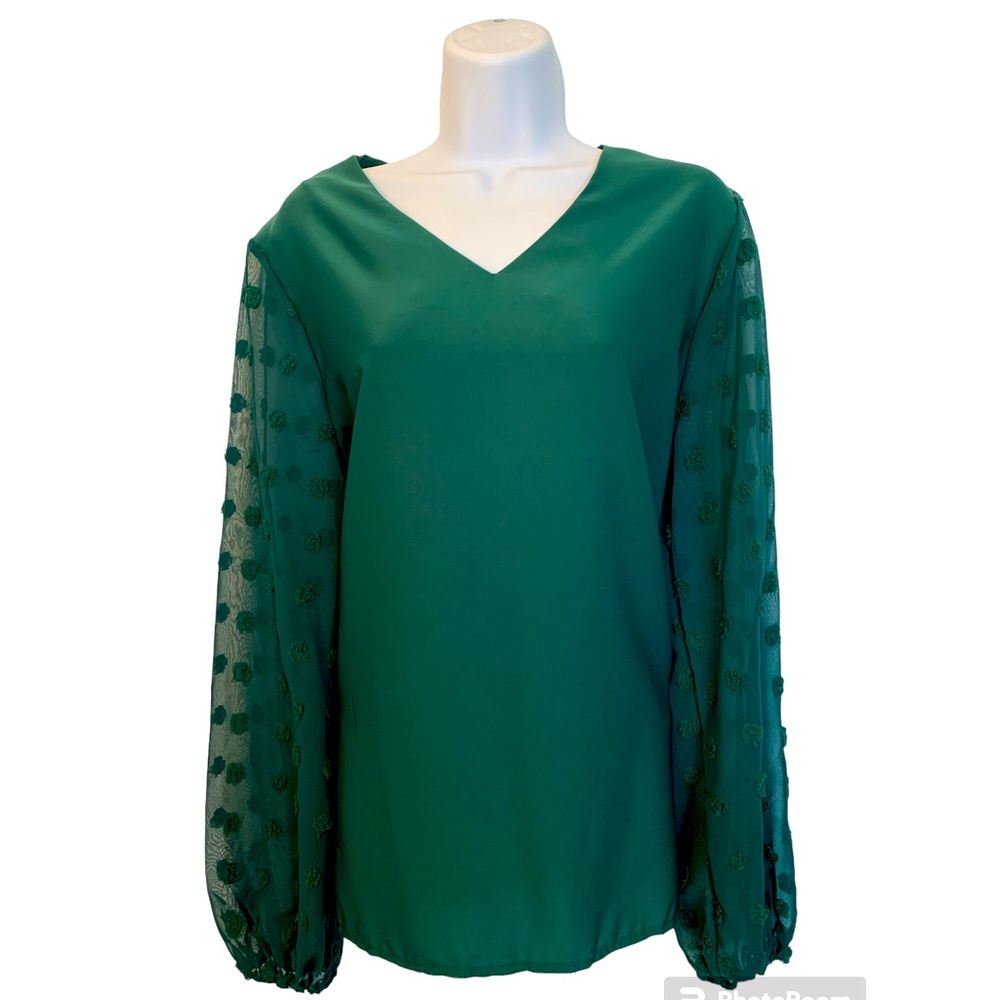🚨Green Dot V-Neck blouse